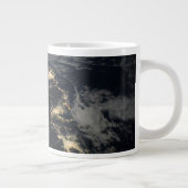 夜の日本の街灯。 ジャンボコーヒーマグカップ (右)