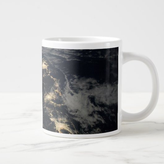 夜の日本の街灯。 ジャンボコーヒーマグカップ (右)