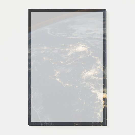 夜の日本の街灯。 ポストイット (正面)