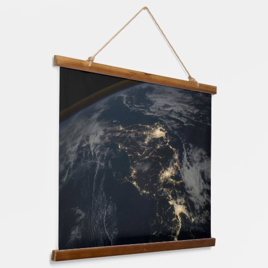 夜の日本の街灯。 吊り下げ型タペストリー (傾斜あり)