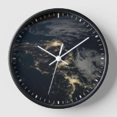 夜の日本の街灯。 壁時計 (正面)