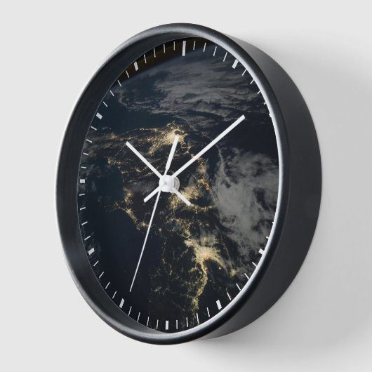 夜の日本の街灯。 壁時計 (傾斜)