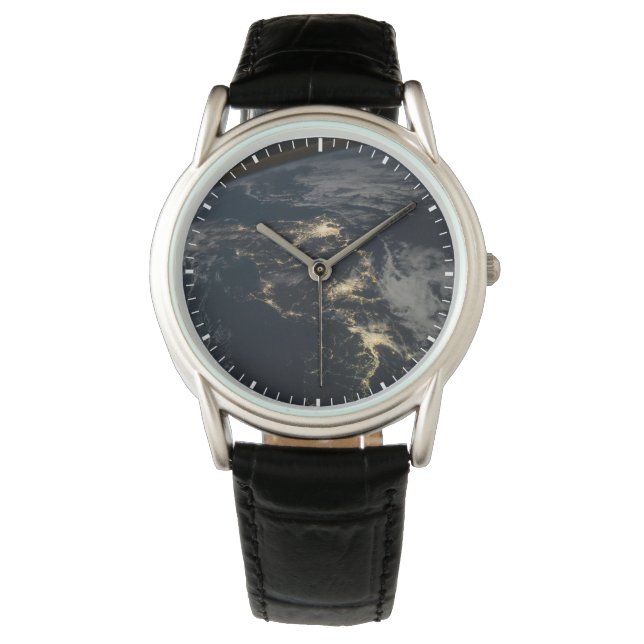 夜の日本の街灯。 腕時計 (正面)