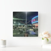 . .夜の映画館の明るい光 スクエア壁時計 (ホーム)