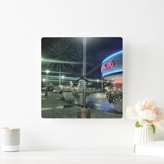 . .夜の映画館の明るい光 スクエア壁時計 (ホーム)