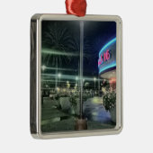 . .夜の映画館の明るい光 メタルオーナメント (右)