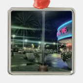 . .夜の映画館の明るい光 メタルオーナメント (正面)