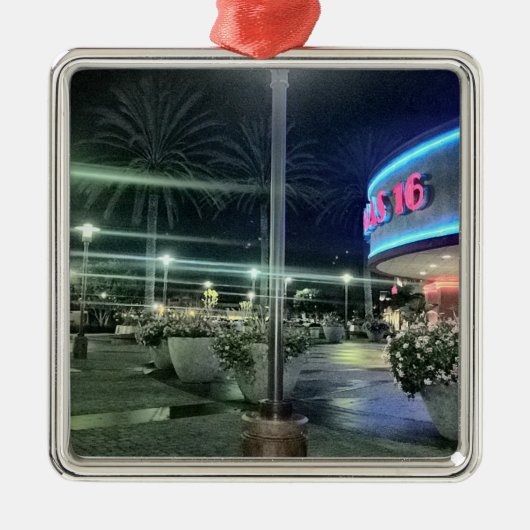 . .夜の映画館の明るい光 メタルオーナメント (正面)
