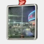 . .夜の映画館の明るい光 メタルオーナメント (左)