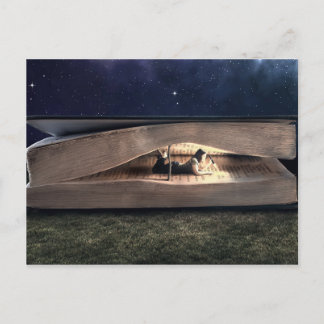 夜の本の中の女性の読書 ポストカード