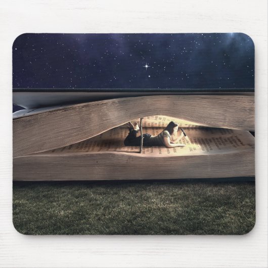 夜の本の中の女性の読書 マウスパッド (正面)