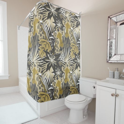 夜の森の中でキリン。 シャワーカーテン (インサイチュ)