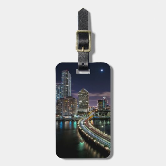 夜の橋が付いているマイアミ都市のスカイライン ラゲッジタグ (正面縦)