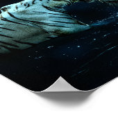 夜の水にロマンチックな白い虎のカップル ポスター (角)