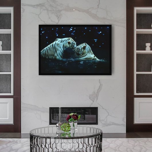 夜の水にロマンチックな白い虎のカップル ポスター