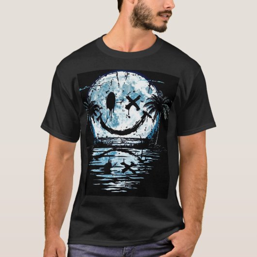 夜の海上の月を笑う幸せな顔 Tシャツ (正面)
