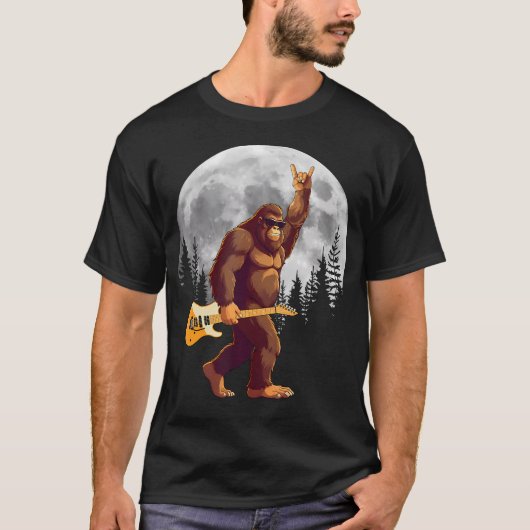 夜の満月の木々でギターを持つビッグフット S Tシャツ (正面)