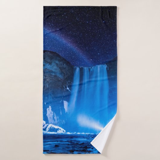 夜の滝の前にいる人 バスタオル (バスタオル)