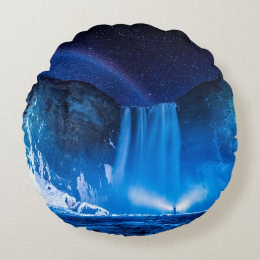 夜の滝の前にいる人 ラウンドクッション (正面)