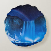 夜の滝の前にいる人 ラウンドクッション (裏面)