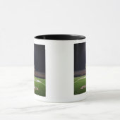 夜の照らされたアメリカン・フットボール分野 マグカップ (中央)