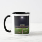 夜の照らされたアメリカン・フットボール分野 マグカップ (左)