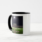 夜の照らされたアメリカン・フットボール分野 マグカップ (正面左)