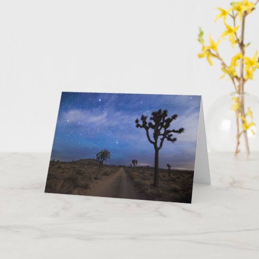 夜の砂漠の道とジョシュアの木々 カード (黄色い花)