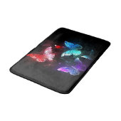 夜の背景に輝く3匹の蝶 バスマット (アングル)
