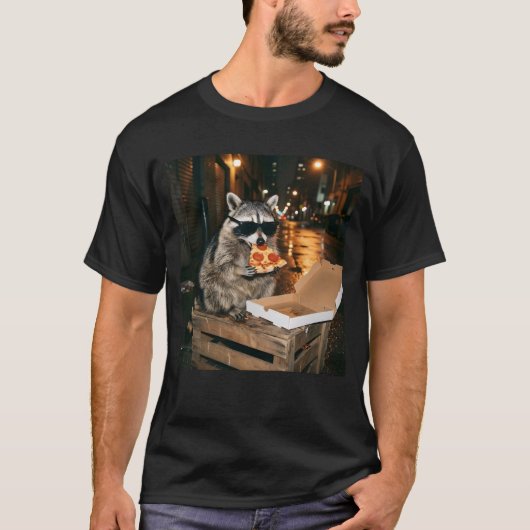 夜の街のピザを食べるクールなアライグマのイラスト Tシャツ (正面)
