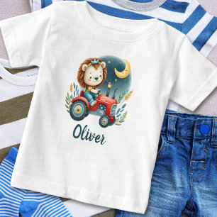 夜の赤いトラクターに乗るかわいいライオンの子 ベビーTシャツ