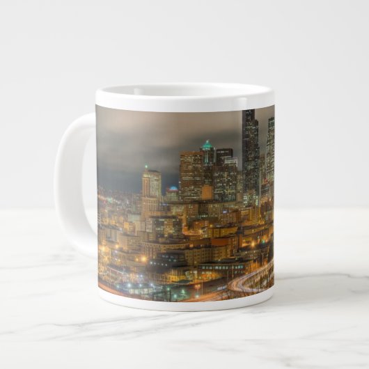 夜の車からの軽い縞 ジャンボコーヒーマグカップ (正面左)