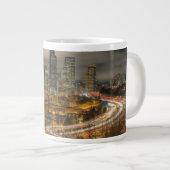 夜の車からの軽い縞 ジャンボコーヒーマグカップ (正面右)