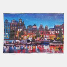 夜の運河とのアムステルダムのスカイライン