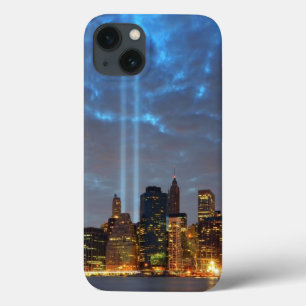 夜の都市のスカイラインの眺め iPhone 13ケース