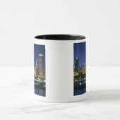 夜の都心のシカゴのスカイライン マグカップ (中央)