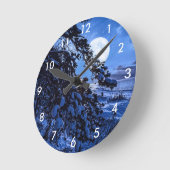 夜の雪に覆われた松の木と海岸に浮かぶ月 ラウンド壁時計 (傾斜)