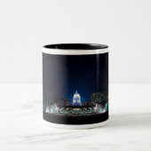 夜のMonona台地そしてマディソンの国会議事堂 ツートーンマグカップ (中央)