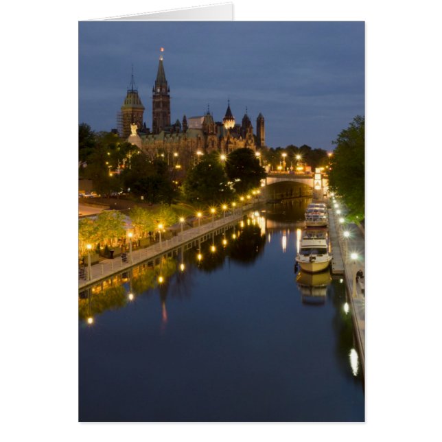 夜のRideau運河そして議会の建物 (正面)