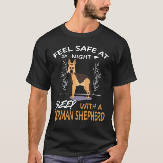 夜は安心して眠る ジャーマンシェパードと一緒に Tシャツ