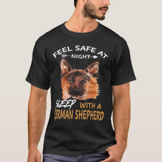 夜は安心して眠る ドイツ牧羊犬と一緒に Tシャツ