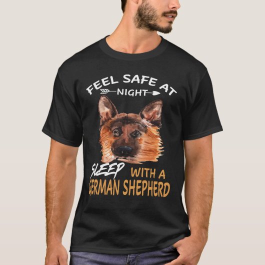夜は安心して眠る ドイツ牧羊犬と一緒に Tシャツ (正面)