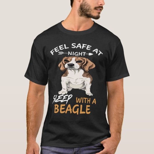 夜は安心して眠る ビーグルと一緒に眠る8 Tシャツ (正面)