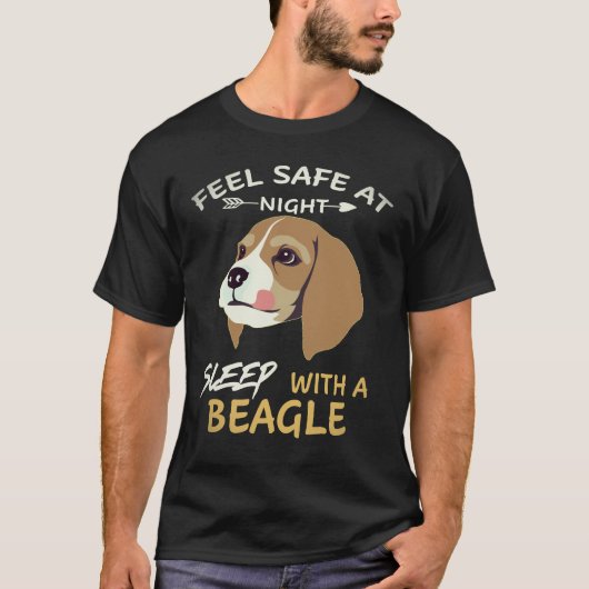 夜は安心して眠る ビーグルと一緒に眠る Tシャツ (正面)