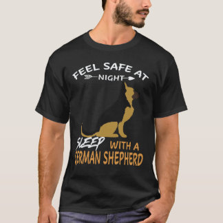 夜は安心して眠れる ゲルマンシェパードと一緒に眠る Tシャツ