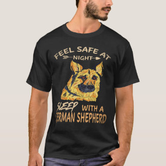 夜は安心して眠れる ジャーマンシェパードと一緒 Tシャツ