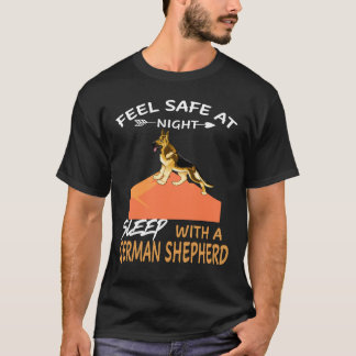 夜は安心して眠れる ジャーマンシェパードと一緒 Tシャツ