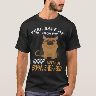 夜は安心して眠れる ジャーマンシェパードと一緒 Tシャツ