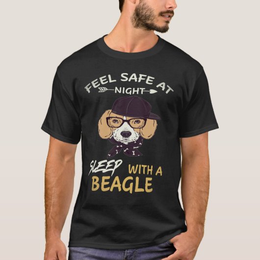夜は安心して眠れる ビーグルと一緒に眠る Tシャツ (正面)