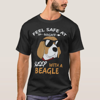 夜は安心して眠れる ビーグルと一緒に眠る Tシャツ